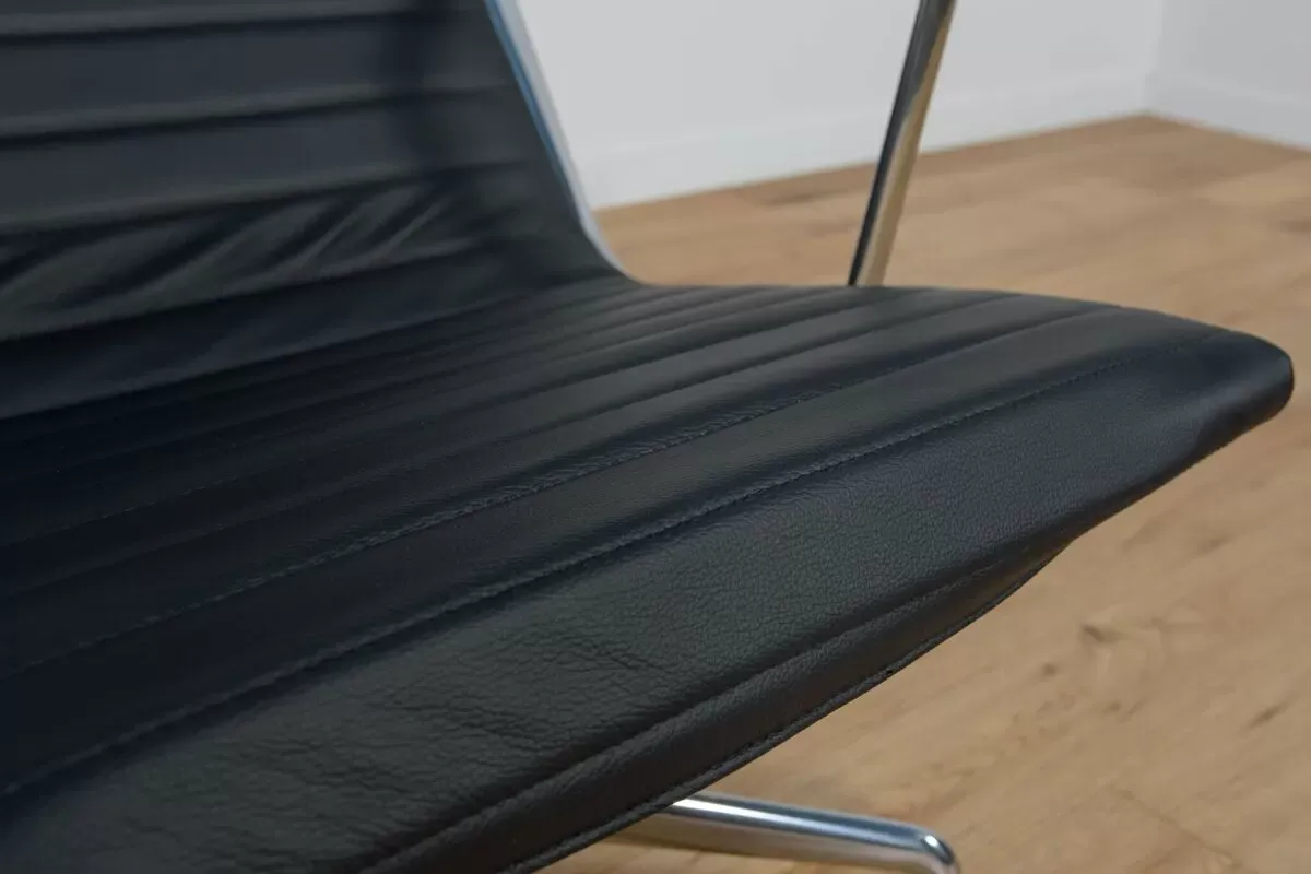 Illustration numéro 3 du produit Fauteuil lounge et ottoman Eames Alu Group EA124 & EA125 par Charles & Ray Eames pour Vitra, années 1980