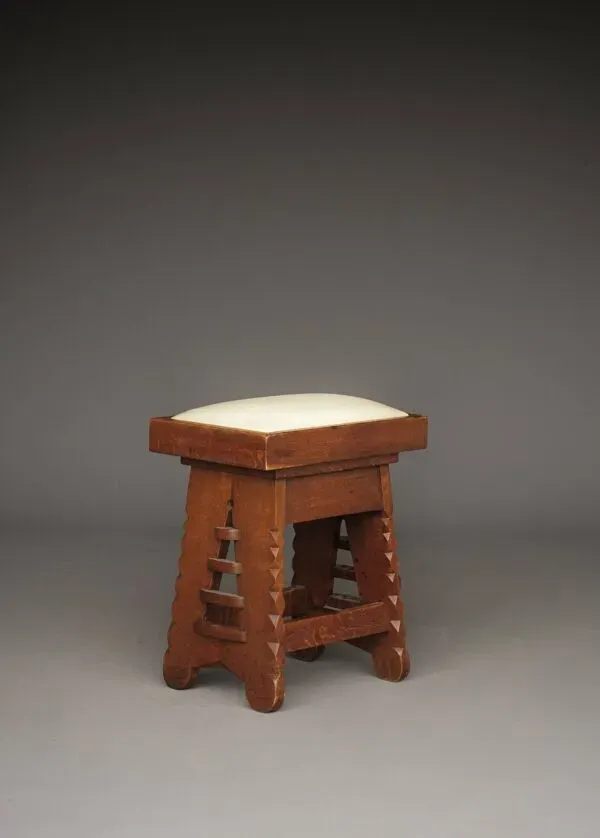 Illustration numéro 3 du produit Tabouret en chêne dans le style de l'architecte CJ Blaauw, École d'Amsterdam / Art déco