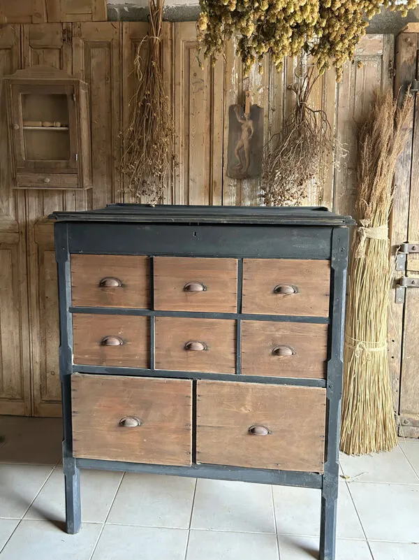 Illustration numéro 3 du produit Ancien meuble de métier à tiroirs avec plateau ouvrant