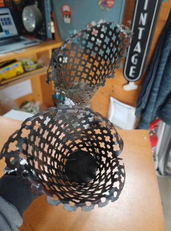 Illustration numéro 3 du produit Bougeoir double vintage en métal perforé – style années 60/70