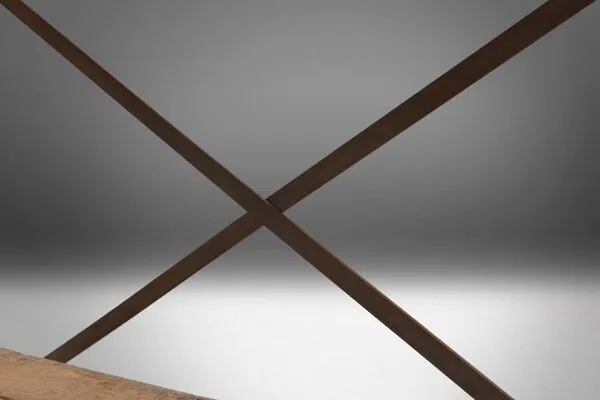 Illustration numéro 3 du produit Table d'appoint industrielle avec cadre en métal et plateau en bois et plateforme amovible.