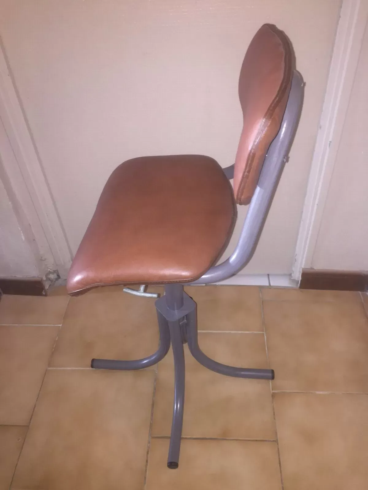 Illustration numéro 3 du produit Chaise industrielle cuir