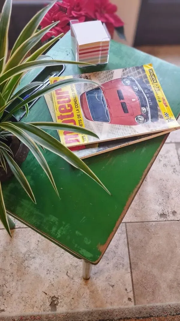 Illustration numéro 3 du produit Bureau d'écolier des années 1960 sur peinture verte d'origine