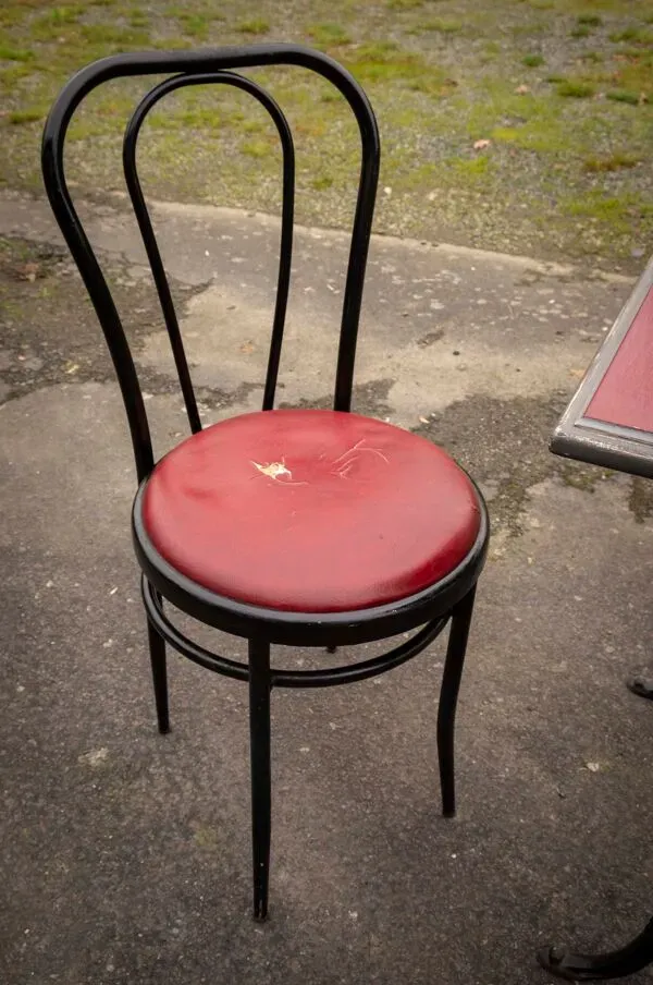 Illustration numéro 3 du produit Table et chaises bistrot