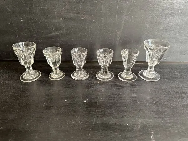 Illustration numéro 3 du produit Suite de verres à liqueur anciens en verre épais, esprit bistrot