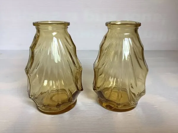 Illustration numéro 3 du produit Paire de petits vases jaune verre moulé