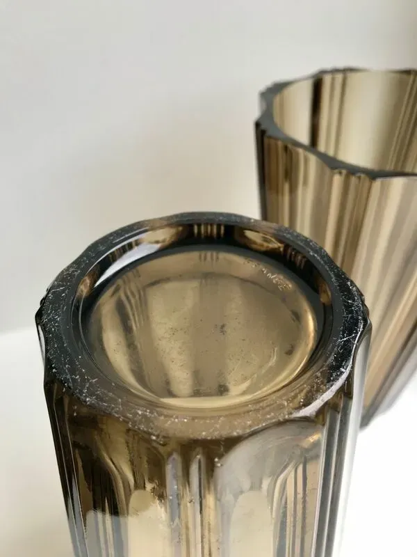 Illustration numéro 3 du produit Paire de vases en verre fumé plissés années 70