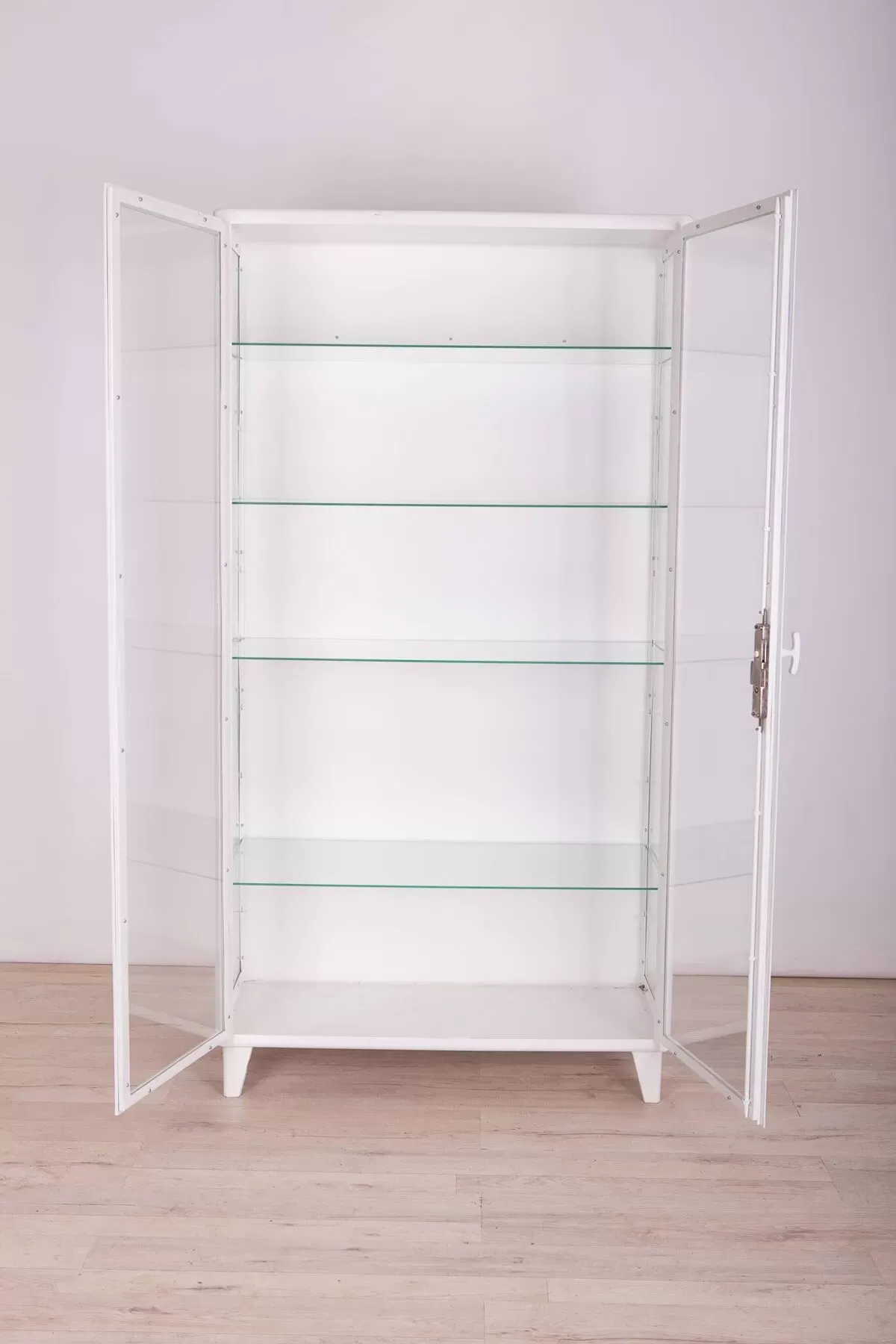 Illustration numéro 3 du produit Cabinet médical industriel vintage, 1950s