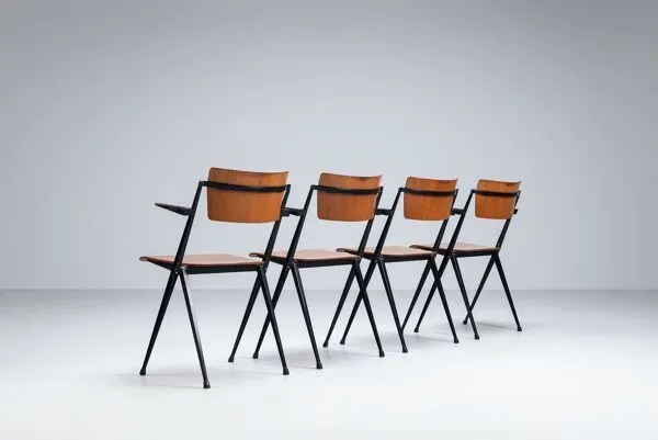 Illustration numéro 3 du produit 4 chaises de salle à manger Pyramid de Wim Rietveld Ahrend de Cirkel Pays-Bas 1960