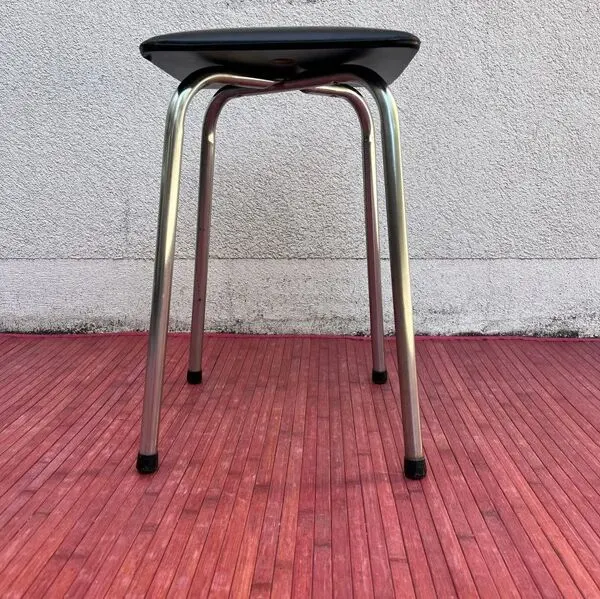 Illustration numéro 3 du produit Tabouret vintage en skaï noir