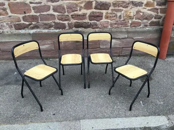 Illustration numéro 3 du produit Set de 4 chaises design d’école vintage 1960