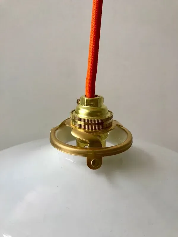 Illustration numéro 3 du produit Suspension en opaline lisse fil orange début XXème