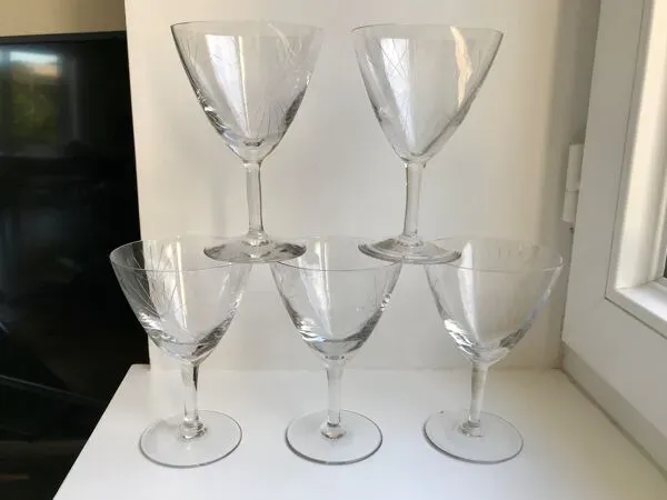 Illustration numéro 3 du produit Lot de 5 verres à vin gravés modèle étoile années 50