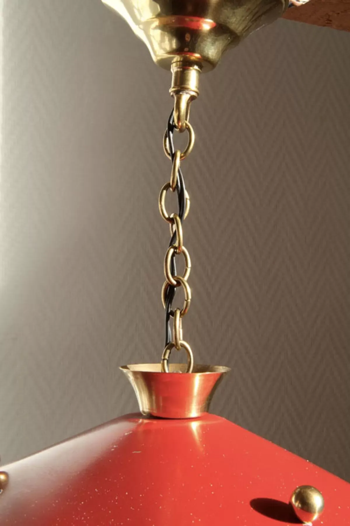 Illustration numéro 3 du produit Lampe suspension en laiton et métal Rockabilly rouge.