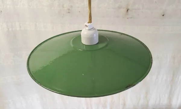 Illustration numéro 3 du produit Suspension industrielle en tôle émaillée et porcelaine - mid. XXeme