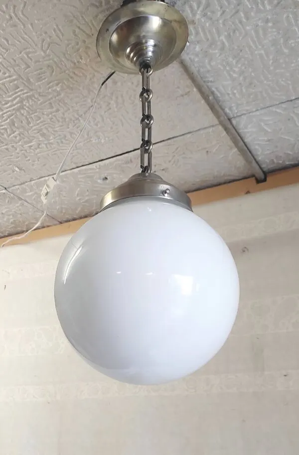 Illustration numéro 3 du produit Suspension design Bauhaus globe opaline (diam: 20 cm) - mid.XXeme