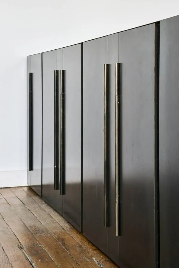 Illustration numéro 3 du produit Grande enfilade acier patiné, pièce unique, designer Franck Robichez (1944)