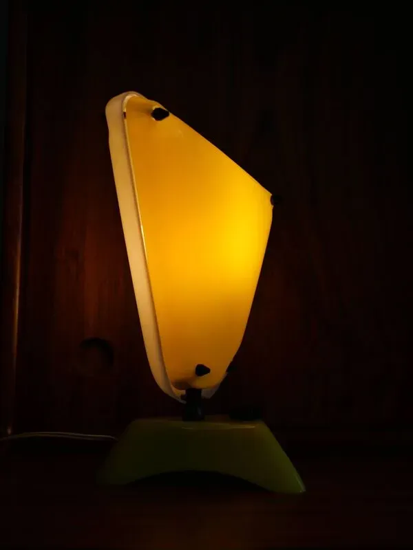 Illustration numéro 3 du produit Lampe en plexiglas 1950