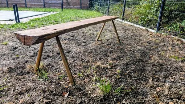 Illustration numéro 3 du produit Paire de bancs brutalistes en bois – esprit design années 70