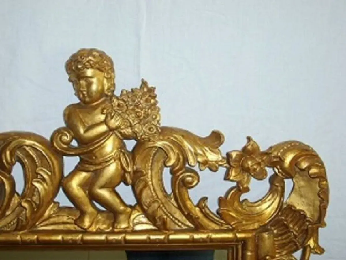 Illustration numéro 3 du produit Imposant Miroir, bois sculpté doré, à décor de Putto