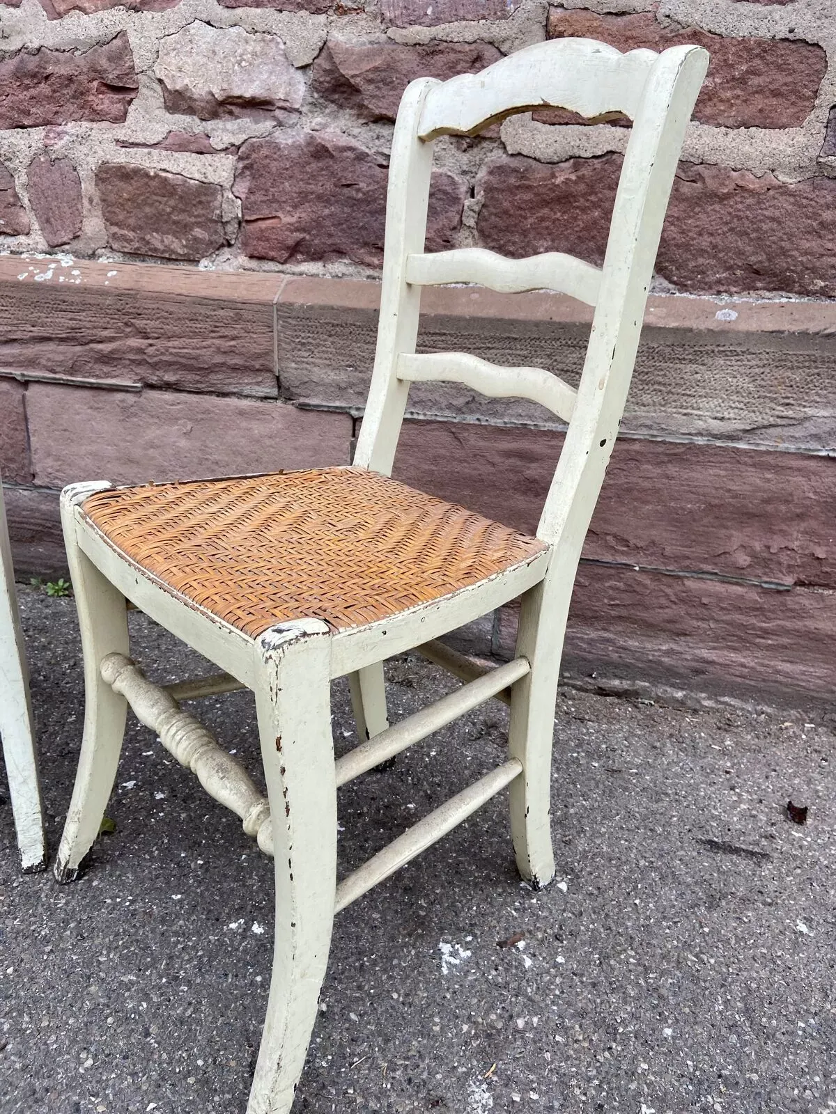 Illustration numéro 3 du produit 2 chaises d’atelier 1920 brasserie