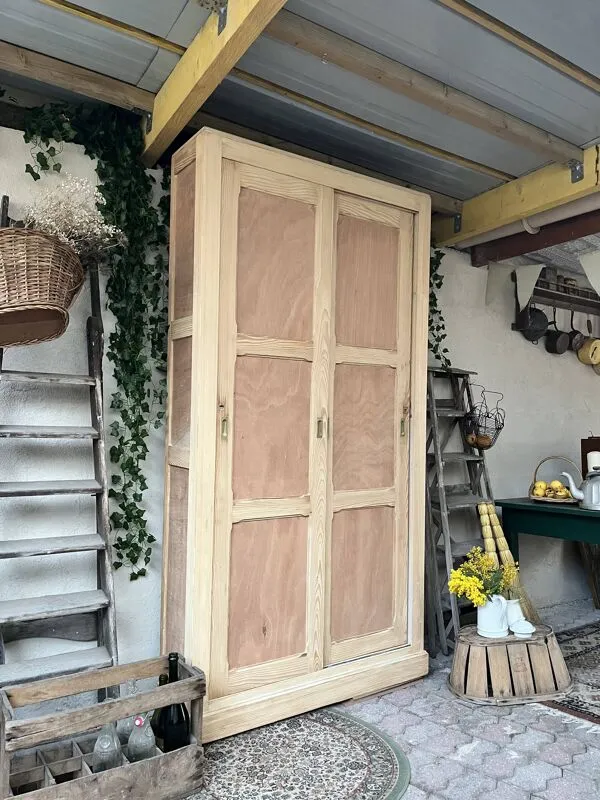 Illustration numéro 3 du produit Meuble de métier, armoire en bois