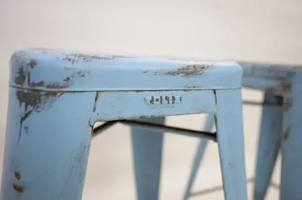 Illustration numéro 3 du produit Lot de 2 tabourets de bar et de comptoir vintage TOLIX par Xavier Pauchard