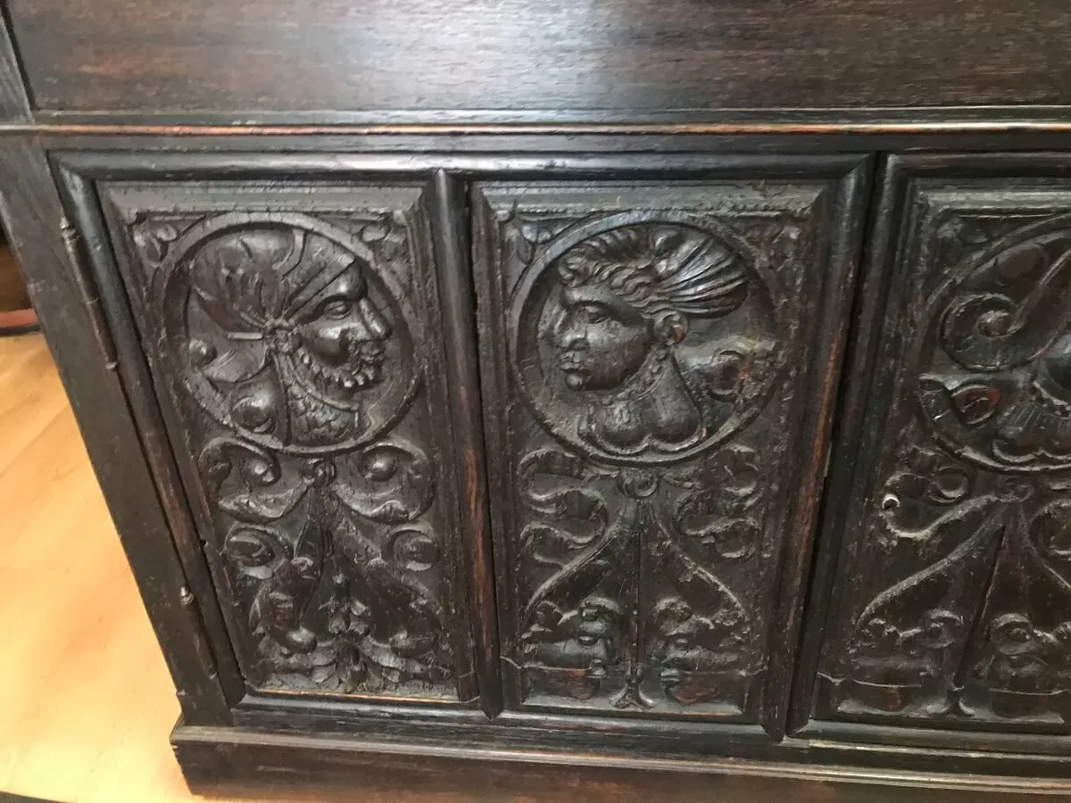 Illustration numéro 3 du produit Buffet bas style gothique epoque louis xiii