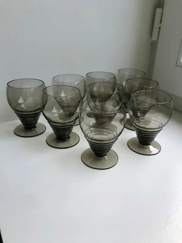Illustration numéro 3 du produit Ensemble de 9 verres à liqueur art déco en verre fumé années 30-40