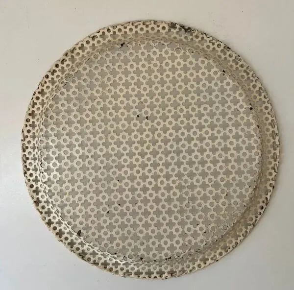 Illustration numéro 3 du produit Plateau rond en tôle ajourée Mathieu Mategot 1960 ?