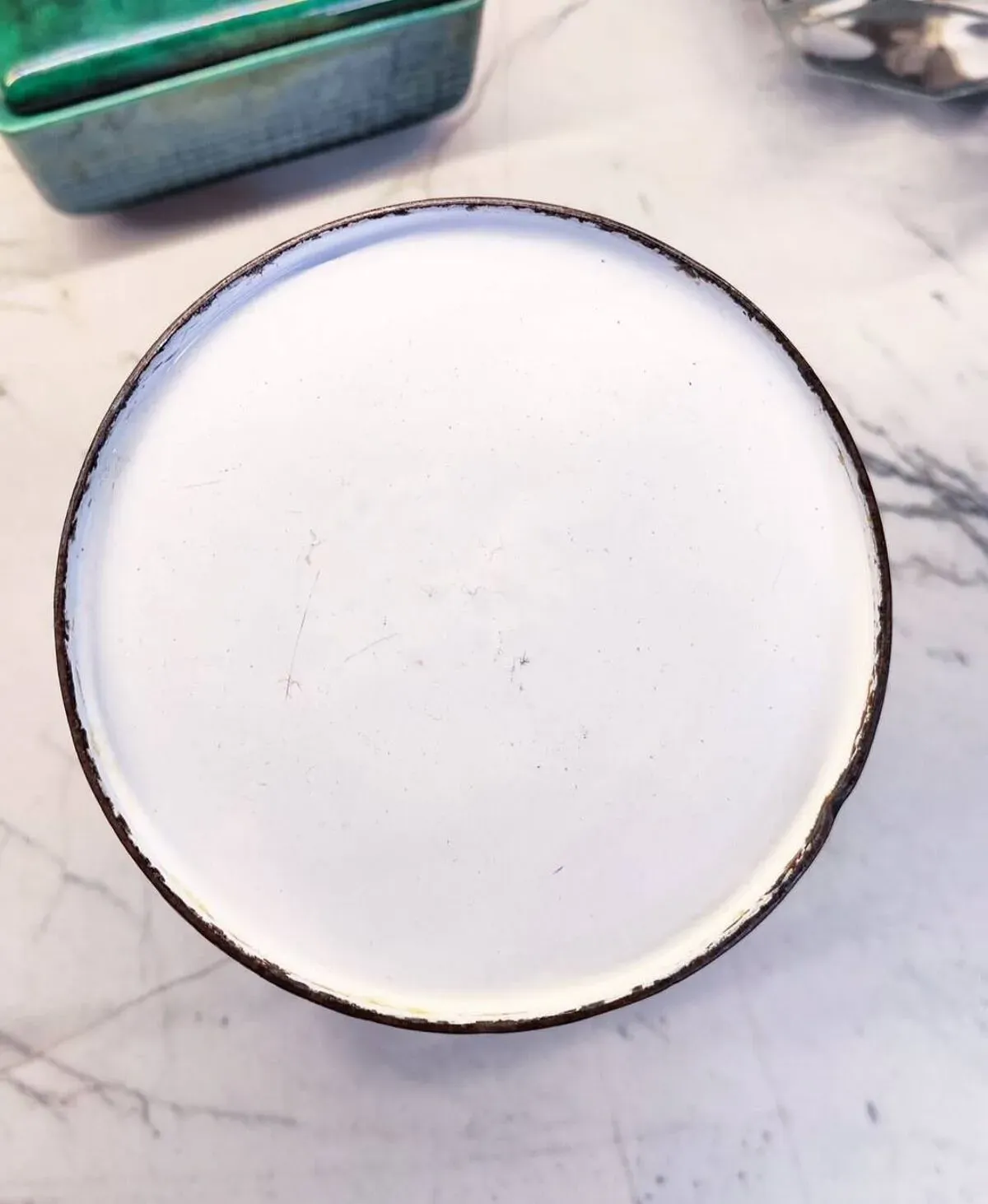 Illustration numéro 3 du produit Pichet en tôle émaillée