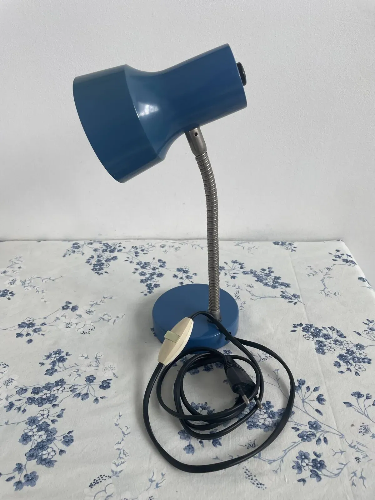 Illustration numéro 3 du produit Lampe de bureau articulée en métal bleu et chromé, années 1970