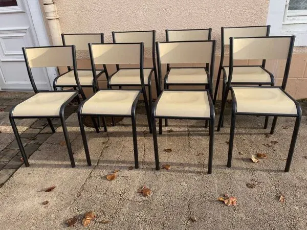 Illustration numéro 3 du produit 8 chaises d’écolier