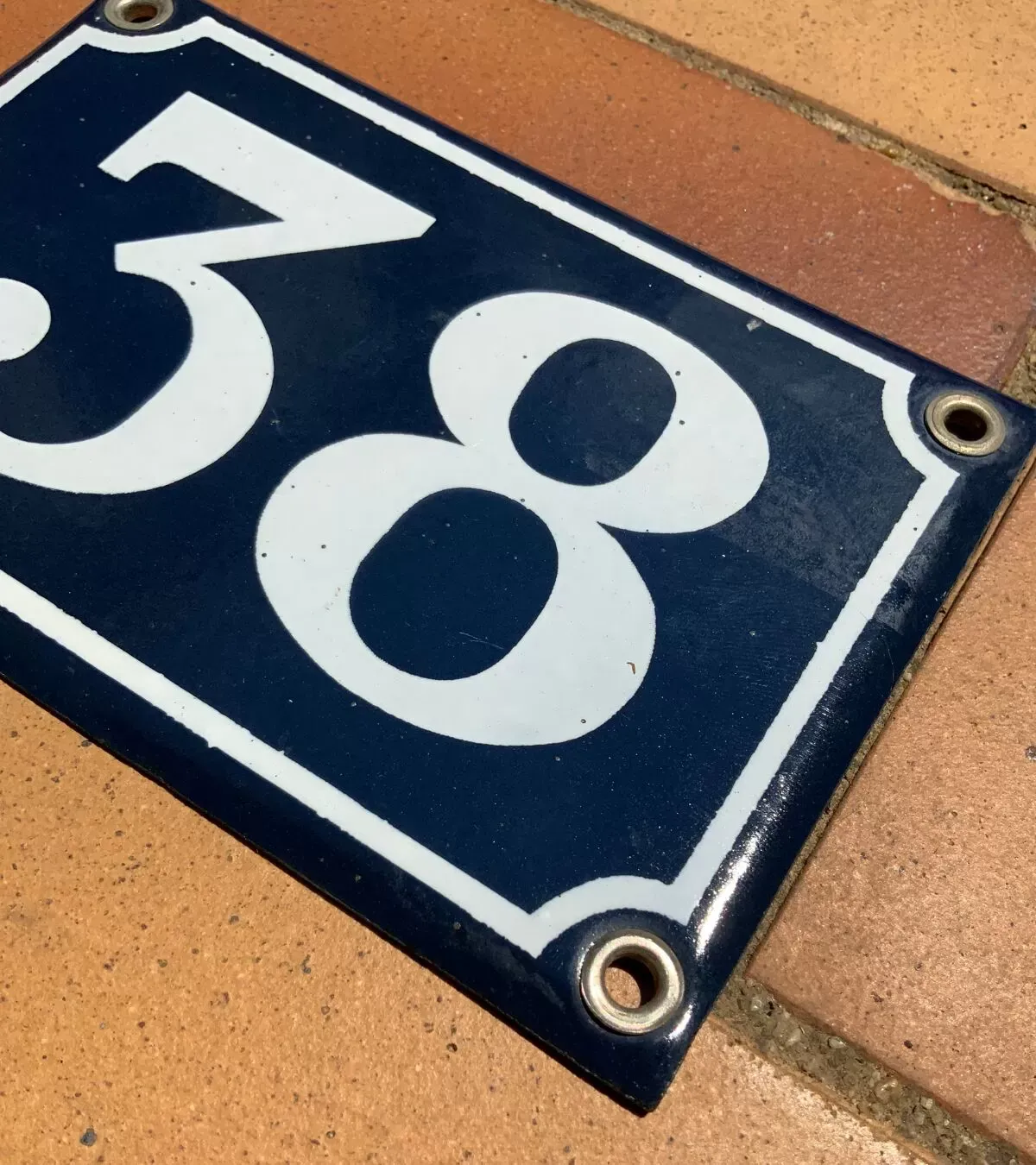 Illustration numéro 3 du produit Plaque de rue en tôle émaillée bleue et blanche numéro 38