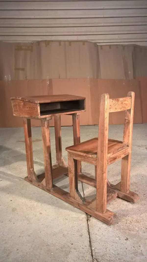 Illustration numéro 3 du produit Pupitre d’écolier ancien en teck birman