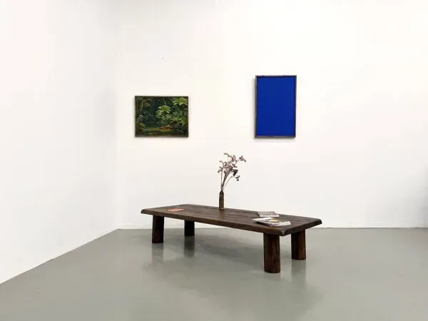 Illustration numéro 3 du produit Table basse moderniste en orme massif, piètement cylindrique pin, années 70