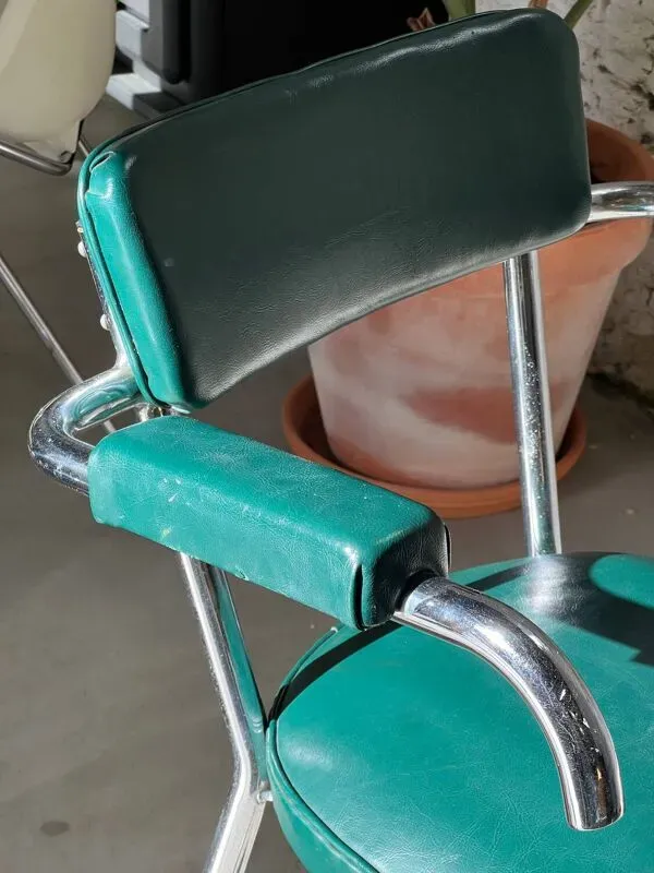 Illustration numéro 3 du produit Paire de fauteuils Skaï vert et chrome, mid century