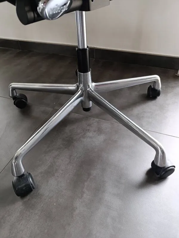 Illustration numéro 3 du produit Fauteuil EA117 Vitra
