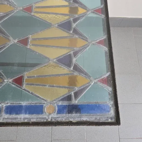 Illustration numéro 3 du produit Table basse vintage en vitrail 1960