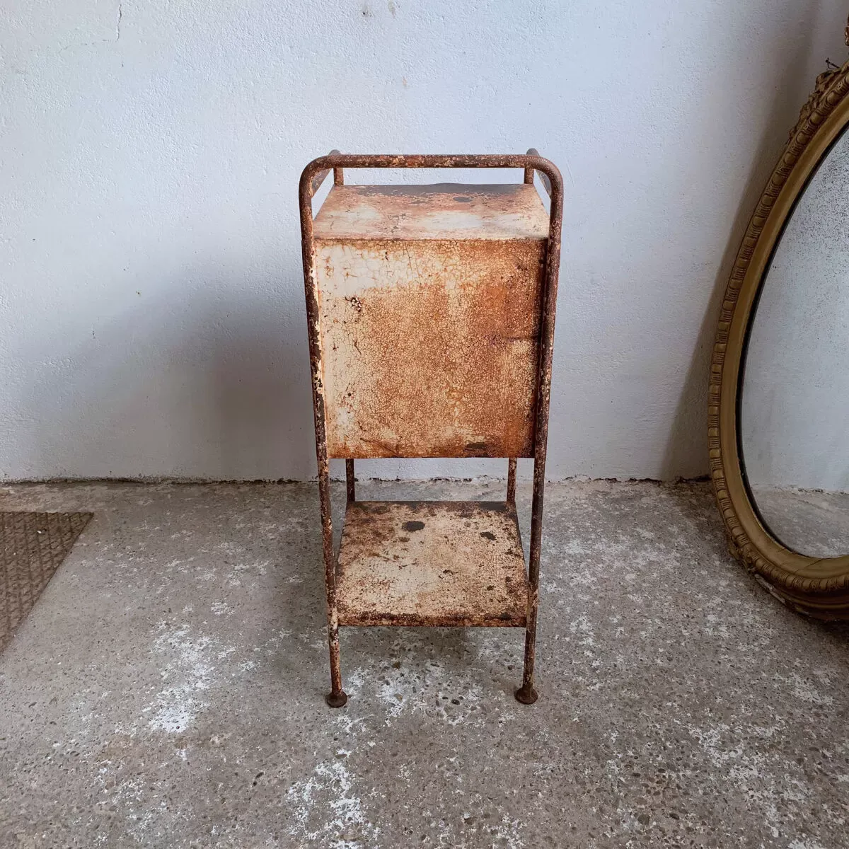 Illustration numéro 3 du produit Table de chevet d’hôpital fin XIX début XXe en métal