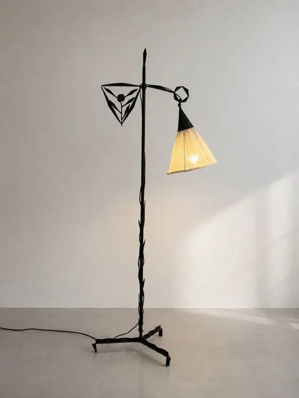Illustration numéro 3 du produit Lampe de sol en fer forgé Arts & Crafts de l'École d'Amsterdam