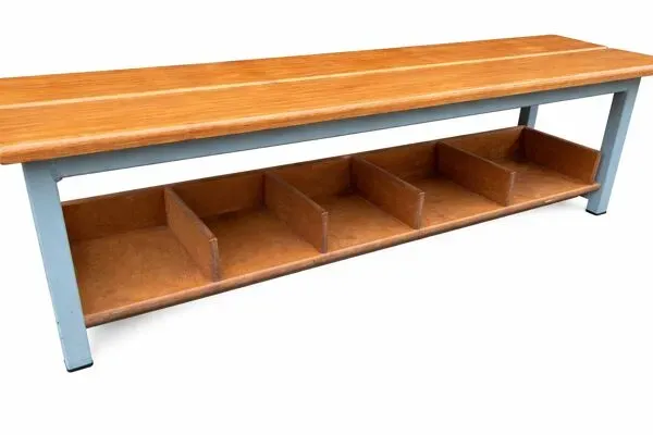 Illustration numéro 3 du produit Banc d’école maternelle vintage