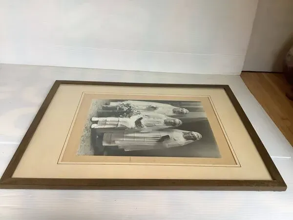 Illustration numéro 3 du produit Grand cadre ancienne photographie trio de communiantes