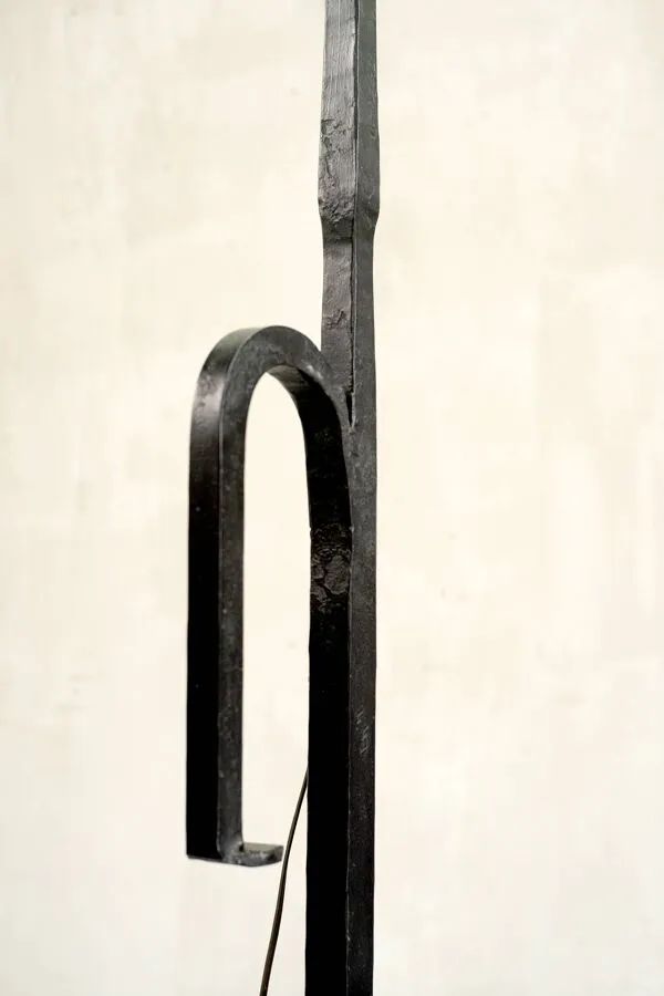 Illustration numéro 3 du produit Lampadaire moderniste en fer battu, 1960