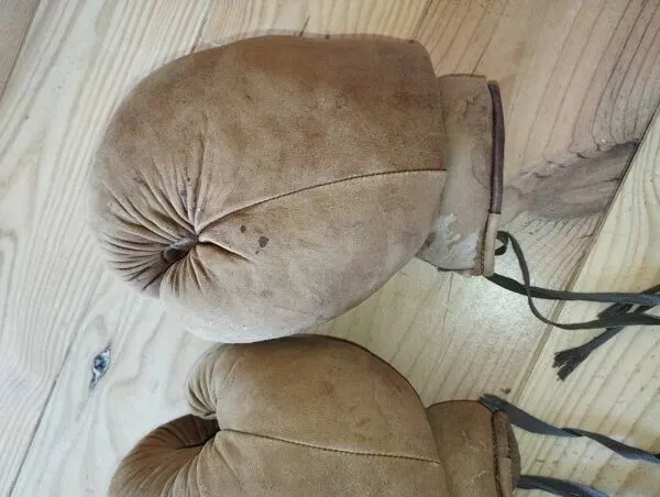 Illustration numéro 3 du produit Ancienne paire de gants de boxe en cuir fauve patiné (8 oz) – Circa 1940/19