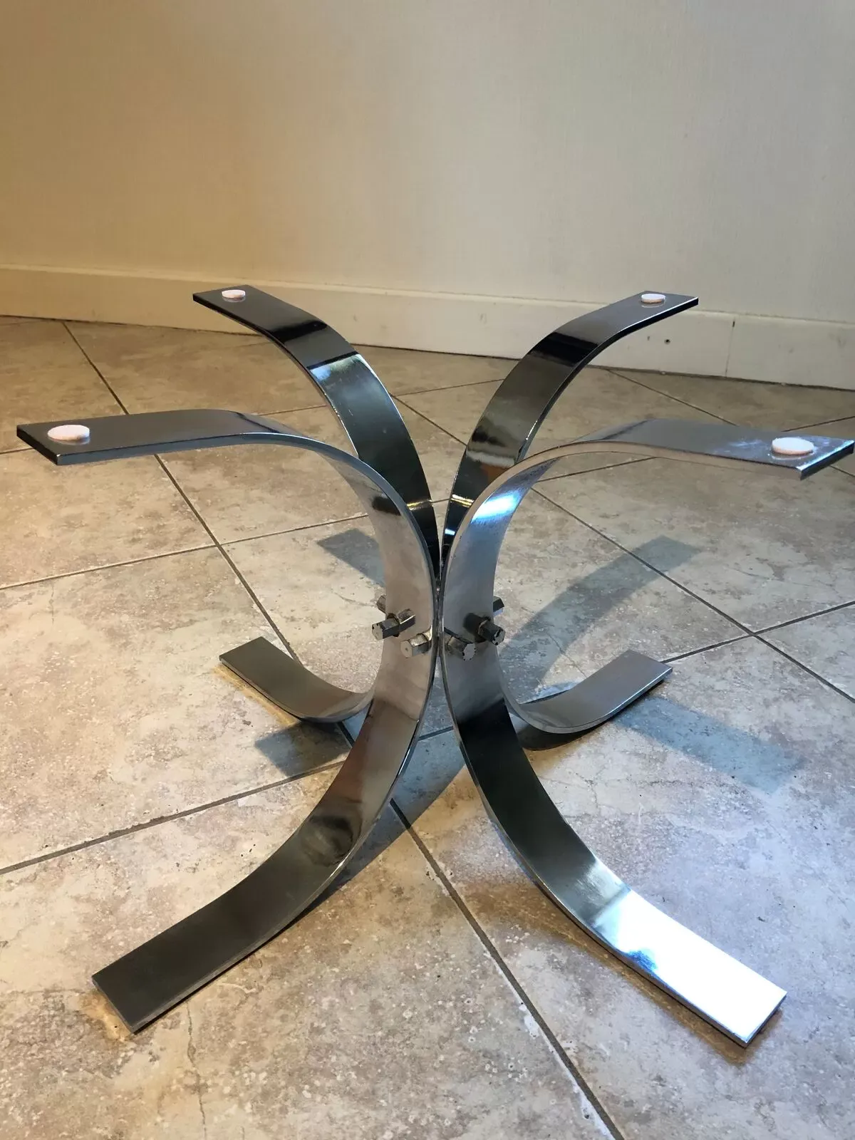 Illustration numéro 3 du produit Table basse vintage en verre et chrome, circa 70's