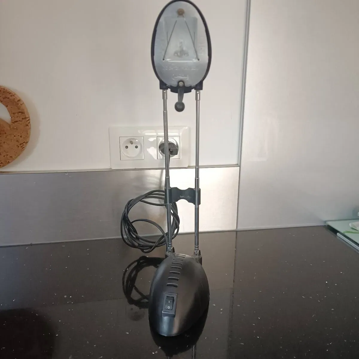 Illustration numéro 3 du produit Lampe à poser métal noir et laiton