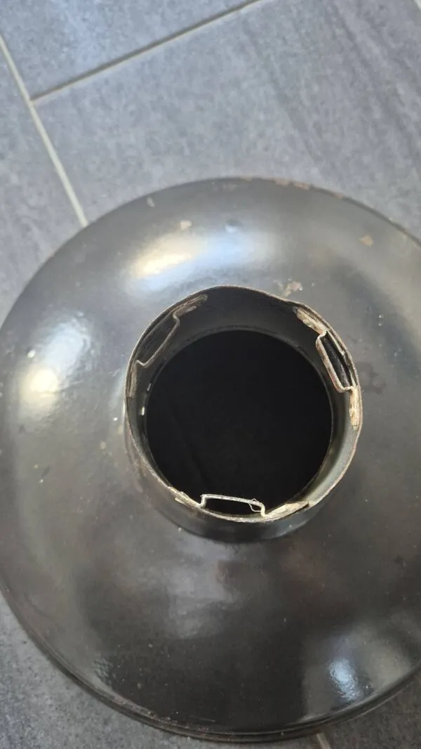 Illustration numéro 3 du produit Lampes à suspension industrielles vintage françaises en émail noir