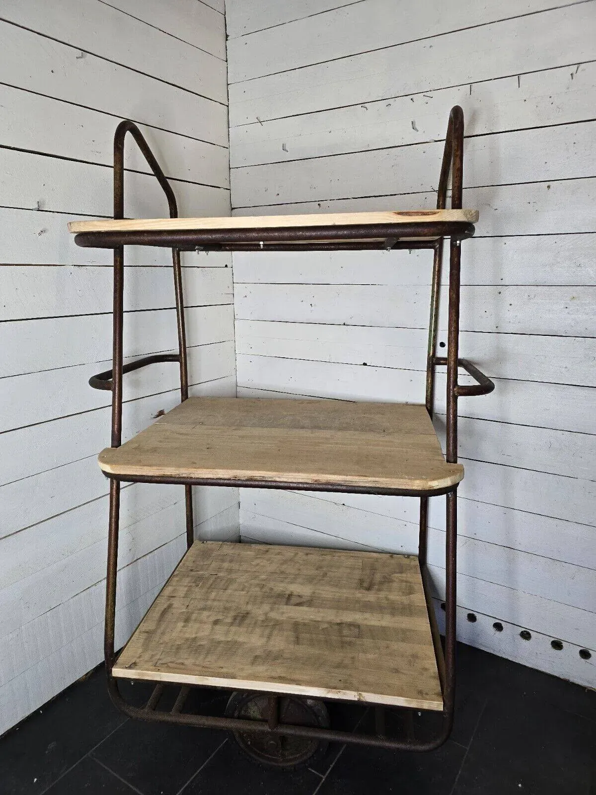 Illustration numéro 3 du produit étagère chariot industriel en fer et bois