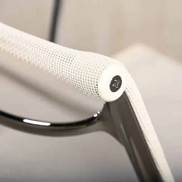 Illustration numéro 3 du produit Chaise de salle à manger Eames Aluminum Group EA108 en maille filet blanche